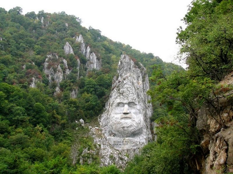 Скульптура царю Децебалу высеченная в скале